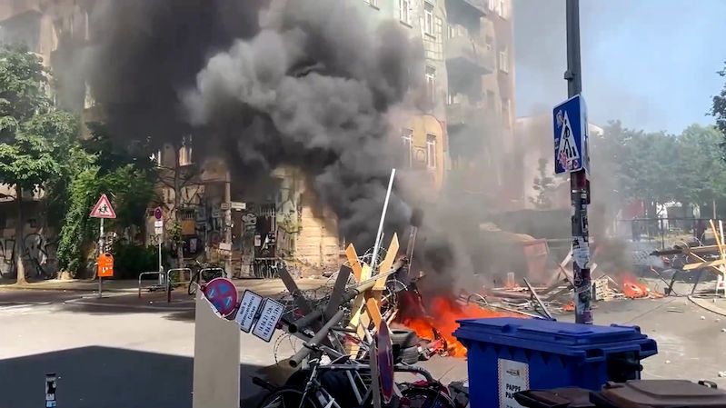 Hořící barikády, Molotovovy koktejly. Berlínští squatteři vzdorují stovkám policistů